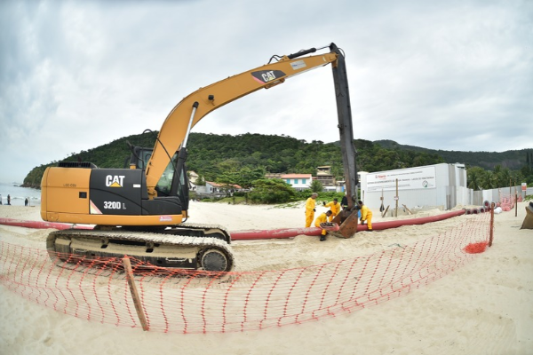 Prefeitura de Niterói começa a instalar mangueiras para levar água do mar à Lagoa de Piratininga