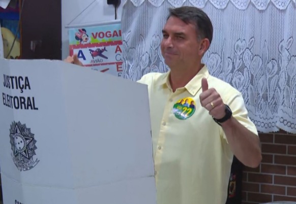 Flávio Bolsonaro vota em Vila Isabel, no Rio, e diz esperar que a eleição acabe no primeiro turno