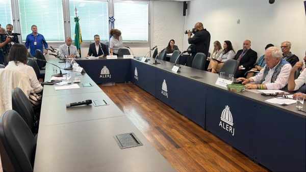 Comissão da Alerj não consegue votar projetos fiscais enviados por Ricardo Couto após parte dos deputados faltar reunião