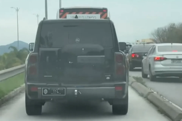 Carro oficial da Alerj ligado a Gustavo Tutuca é flagrado trafegando na faixa exclusiva do BRT na Barra