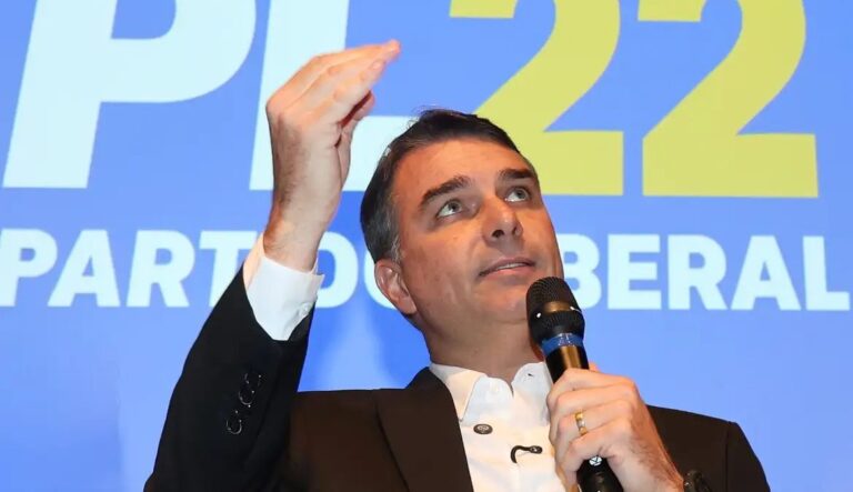 Flávio Bolsonaro descumpre ordem do Supremo Tribunal Federal e não entrega o passaporte à Polícia Federal