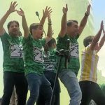 Flávio Bolsonaro diz que vai receber a faixa presidencial das mãos do pai, Jair, no Planalto