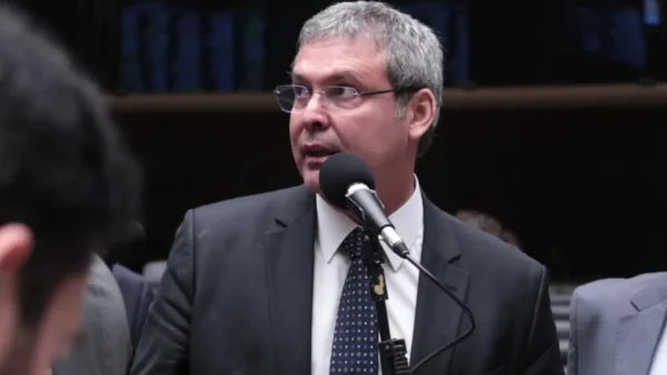 Palanque nas redes: desde julho, campanhas eleitorais no Rio gastaram R$ 50,4 milhões com impulsionamento de postagens; Lindbergh Farias lidera