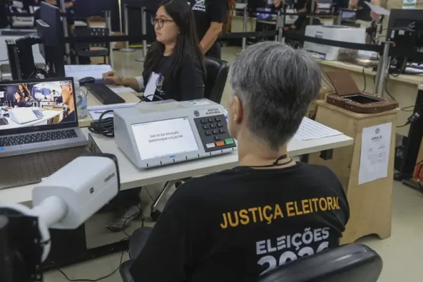 Rio têm pelo menos 159 urnas substituídas no estado e homem de 62 anos morre após passar mal na Barra da Tijuca