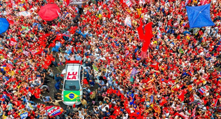 Lula reúne multidão em caminhada da Candelária à Cinelândia às vésperas das eleições