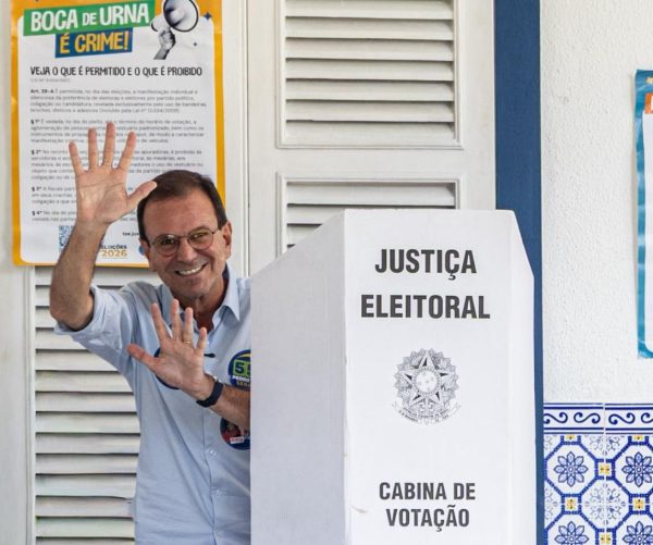 Paes vota na manhã deste domingo no Gávea Golf Club, na Zona Sul do Rio