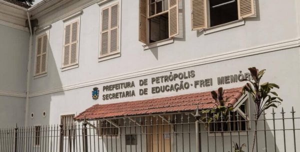 Petrópolis mantém 285 contratações de autônomos na Educação, mesmo após multa diária e promessa da prefeitura