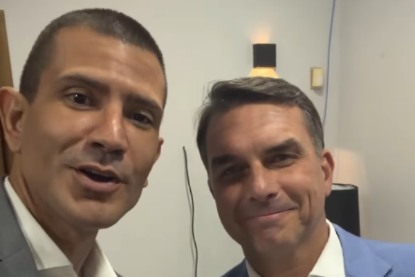 Flávio Bolsonaro volta ao Rio na sexta (09) para reunião com aliados; no sábado (10), vai a São Gonçalo com Douglas Ruas para motocarreata